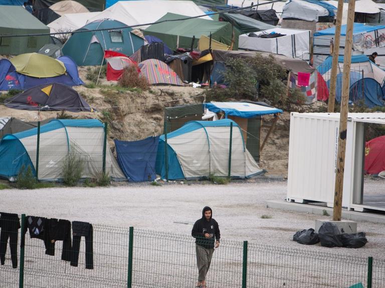 Das rund 9.000 Bewohner zählende wilde Flüchtlingslager, der sogenannte Dschungel von Calais, im September 2016. Kurze Zeit später wurde es geräumt.