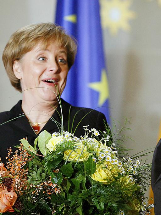 22. November 2005: Der bisherige Bundeskanzler Gerhard Schröder übergibt in Berlin das Bundeskanzleramt an Kanzlerin Angela Merkel