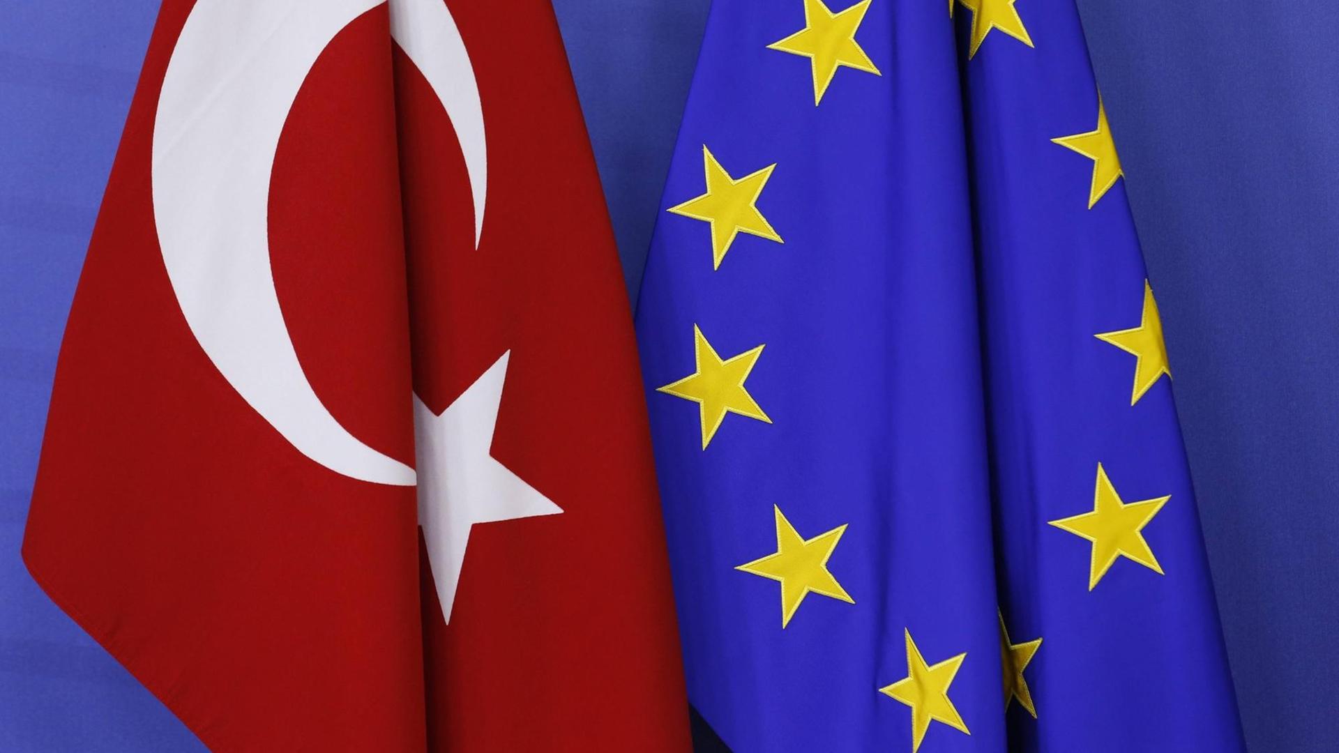 Die Türkische und die Europäsche Fahne.