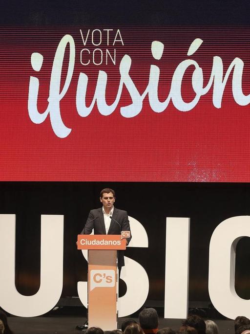 Albert Rivera an einem Rednerpult, im Hintergrund auf einer Leinwand "Vota con ilusión".