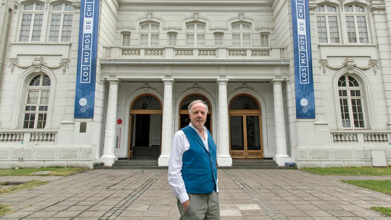 Der Videokünstler Louis von Adelsheim vor dem MAC-Museum in Santiago de Chile