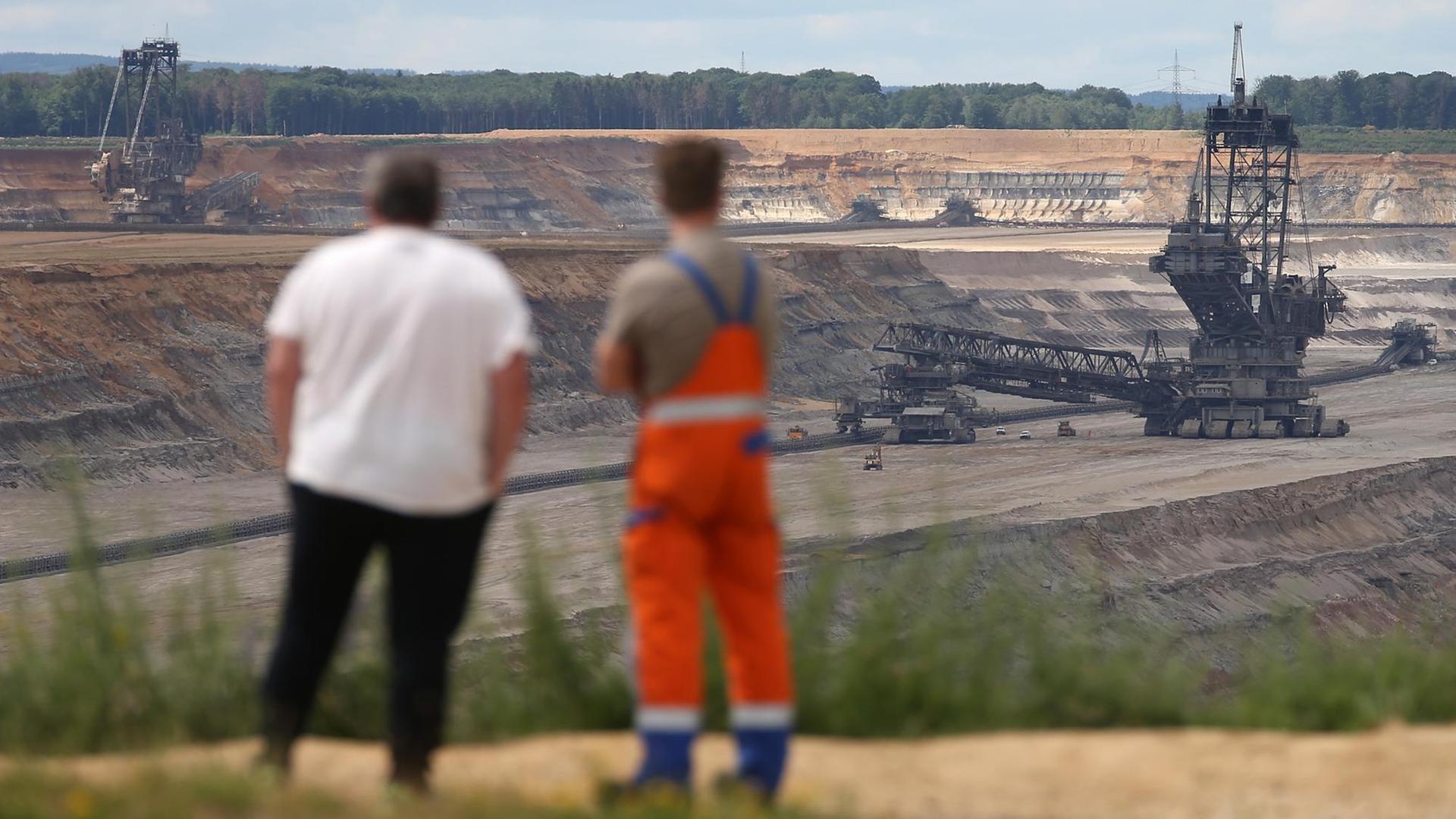Tagebau-Mitarbeiter stehen am Braunkohle-Tagebau Hambach