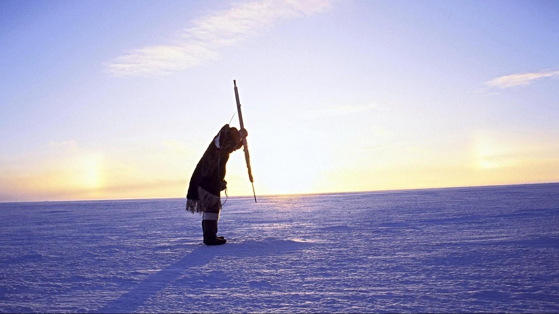 Ein Eskimo ist auf der Jagd nach Seehunden, aufgenommen 1995 im kandadischen Territorium Nunavut. Undatiert.