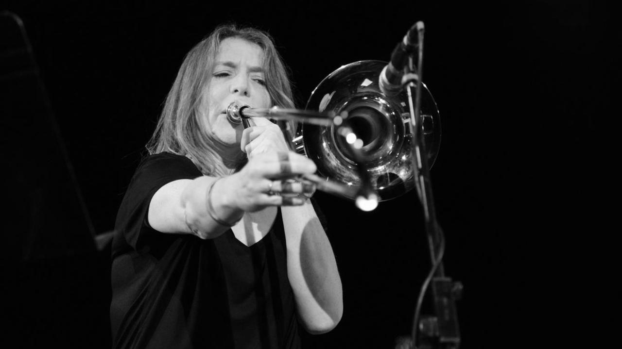 Sarah Gail Brand Sextett bei einem Auftritt auf dem Old Market, Brighton, während des Brighton Alternative Jazz Festivals, Großbritannien, 11. September 2015.