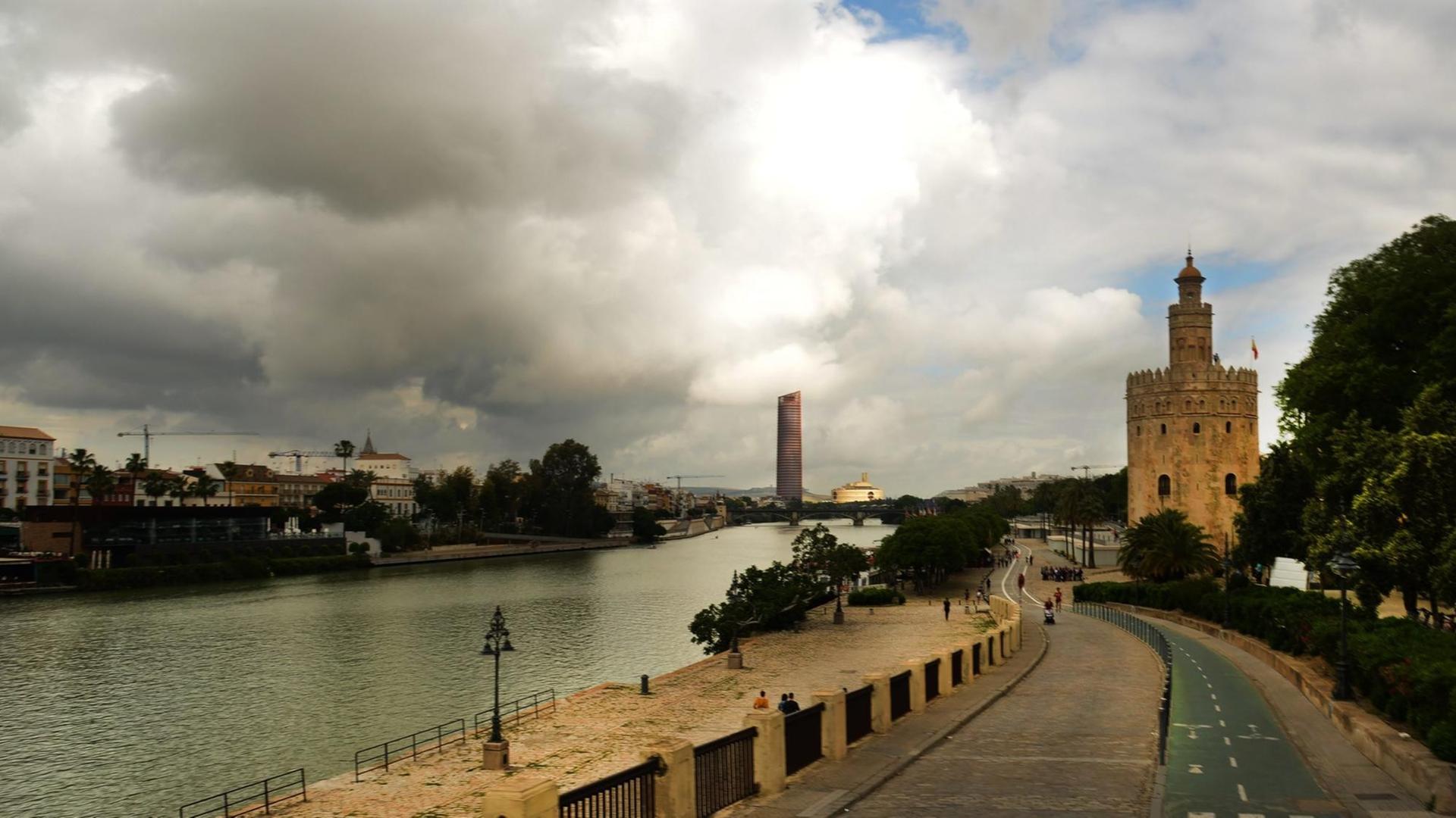 Der Fluss Guadalquivir – der große Fluss Andalusiens fließt durch Sevilla, die Hauptstadt der Region.