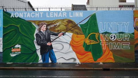 Ein Graffiti an einer der Peace Walls (Friedensmauern) wirbt für eine Wiedervereinigung Nordirlands mit der Republik Irland. Im Streit um Post-Brexit-Regeln ist Nordirland zum ewigen Zankapfel zwischen Brüssel und London geworden. Das hinterlässt Spuren in der ehemaligen Bürgerkriegsregion. Die Spannungen zwischen Protestanten und Katholiken haben seit dem Brexit wieder zugenommen. (zu dpa «Vom EU-Monster und Brexit-Gewinnern - Nordirland zwischen den Fronten»)
