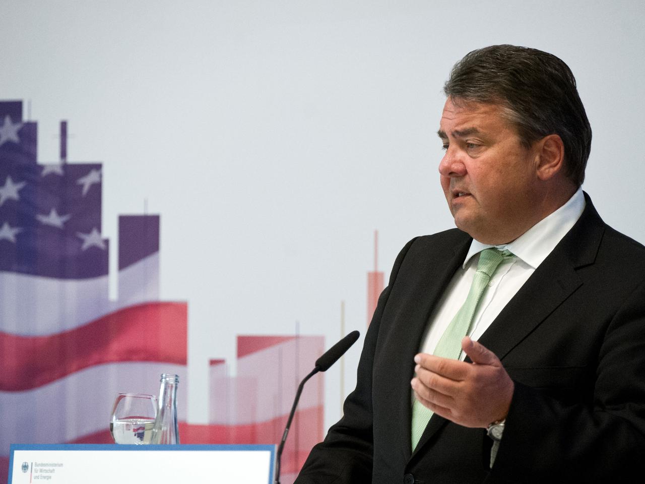 Bundeswirtschaftsminister Sigmar Gabriel (SPD) spricht im Mai 2014 bei einer Dialogveranstaltung in Berlin zum Freihandelsabkommen TTIP.