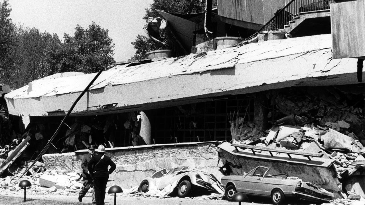 Teile der 1957 gebauten Berliner Kongresshalle, im Volksmund "schwanger Auster" genannt, sind am 21.05.1980 eingestürzt.