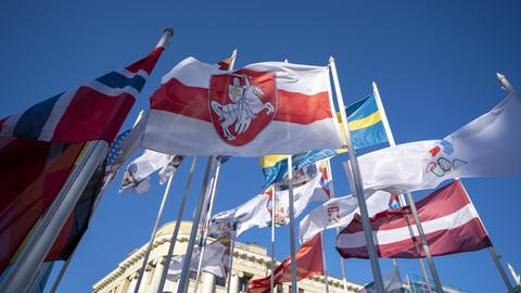Das Foto zeigt Flaggen in Riga, darunter die weiß-rot-weiße Flagge, die von der belarussischen Opposition verwendet wird.