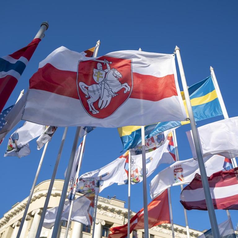 Das Foto zeigt Flaggen in Riga, darunter die weiß-rot-weiße Flagge, die von der belarussischen Opposition verwendet wird.