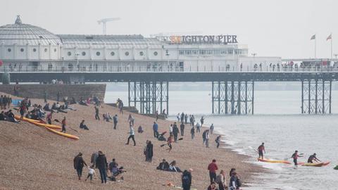 Im südenglischen Seebad Brighton sind zu jeder Jahreszeit Urlauber. Und das auch im Wasser.