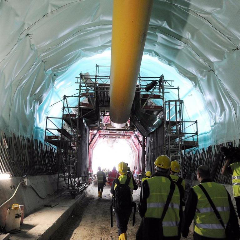 Journalisten besichtigen am 4. Juni 2013 den Tunnel für die geplante Hochgeschwindigkeits-Trasse Turin Lyon (TAV).