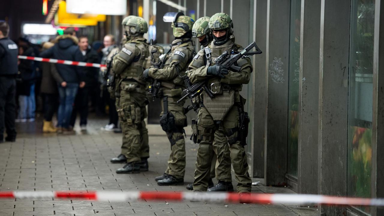 Polizisten stehen am 31.12.2015 in München (Bayern) vor dem Hauptbahnhof. 