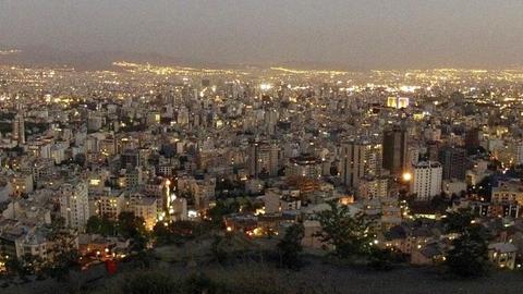 Sie sehen die Millionenstadt Teheran in der Abenddämmerung vom Norden in den Süden fotografiert.