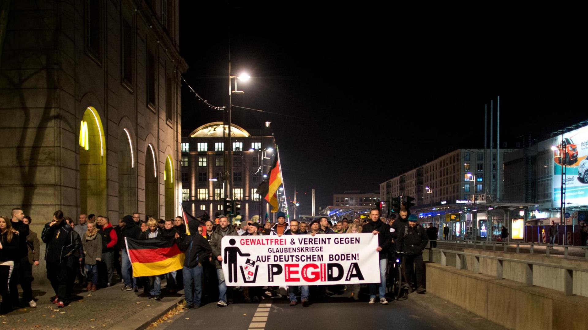 Eine Pegida-Kundgebung in Dresden im November 2014