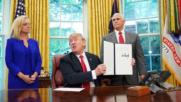 Homeland Security-Ministerin Kirstjen Nielsen (links), Vize-Präsident Mike Pence (rechts) und US-Präsident Donald Trump (Mitte). Donald Trump hat gerade ein Dekret zur Einwanderungspolitik unterschrieben