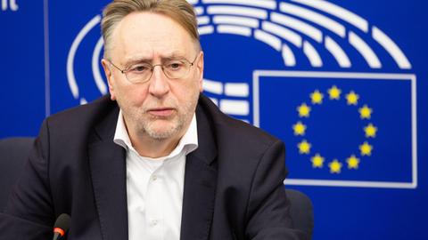 Bernd Lange, SPD, Fraktion der Progressiven Allianz der Sozialdemokraten), Vorsitzender des Ausschusses für internationalen Handel, spricht während einer Pressekonferenz.