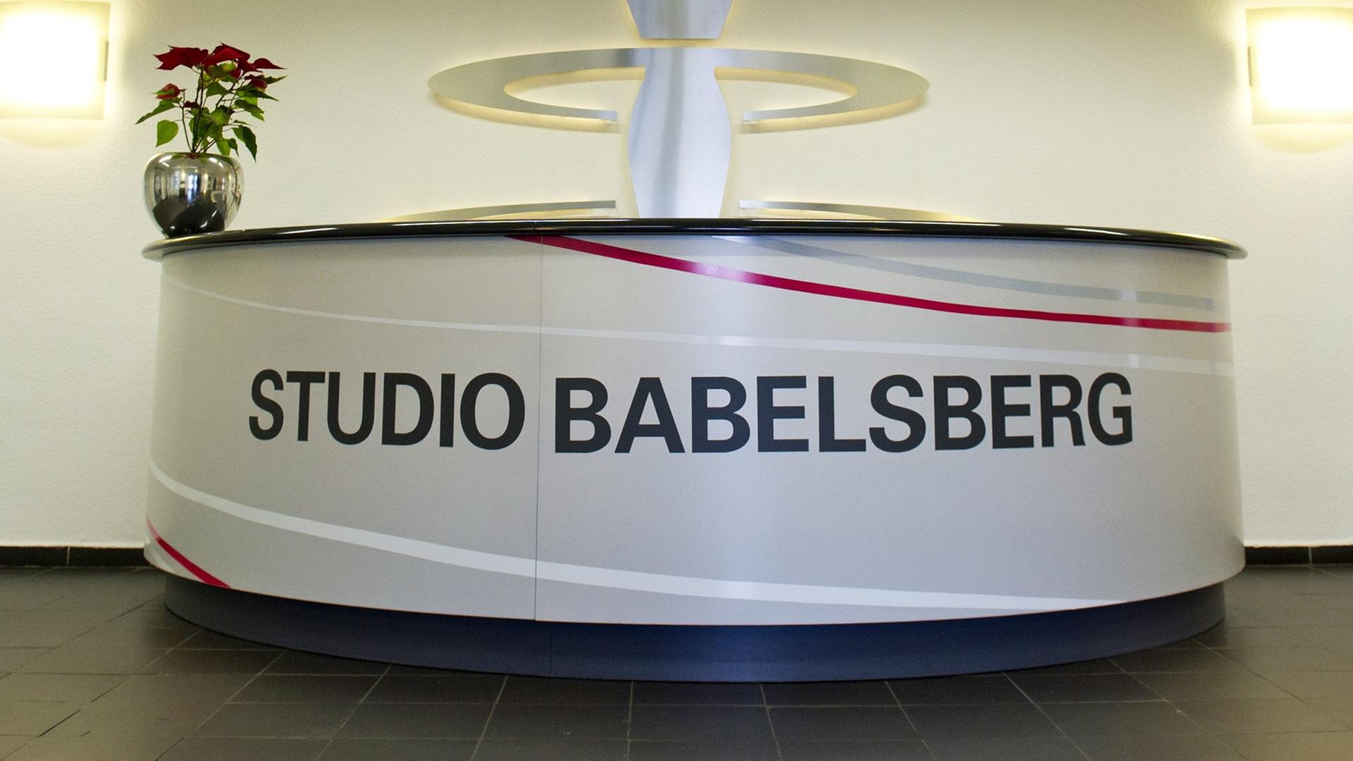 Logo des Studio Babelsberg im Eingangsbereich der Studios