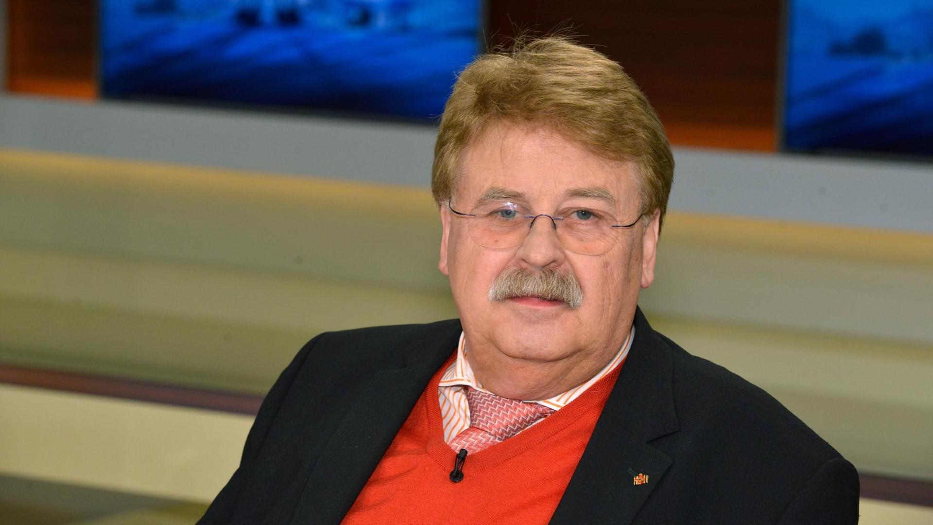 Elmar Brok, Vorsitzender des Auswärtigen Ausschusses des EU-Parlaments (CDU) bis 2017, aufgenommen am 10.04.2016 während der ARD-Talksendung "Anne Will".