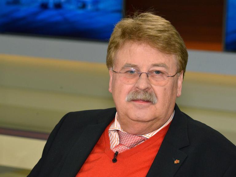 Elmar Brok, Vorsitzender des Auswärtigen Ausschusses des EU-Parlaments (CDU) bis 2017, aufgenommen am 10.04.2016 während der ARD-Talksendung "Anne Will".