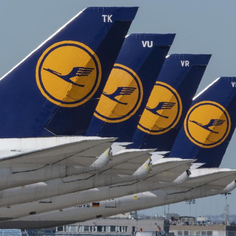Vier stillgelegte Passagiermaschine der Lufthansa stehen auf dem leeren Rollfeld des Flughafen Frankfurt.