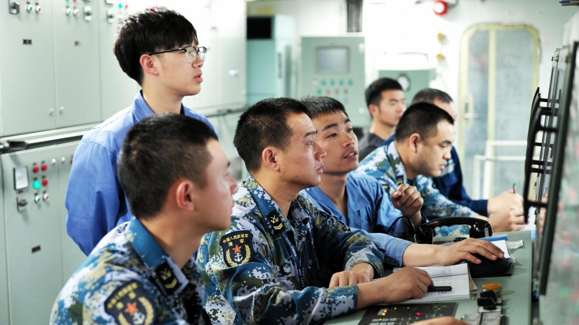 Chinesische Seeleute der Volksbefreiungsarmee arbeiten an Bord des ersten in China gebauten Flugzeugträgers, bekannt als "Typ 001A".