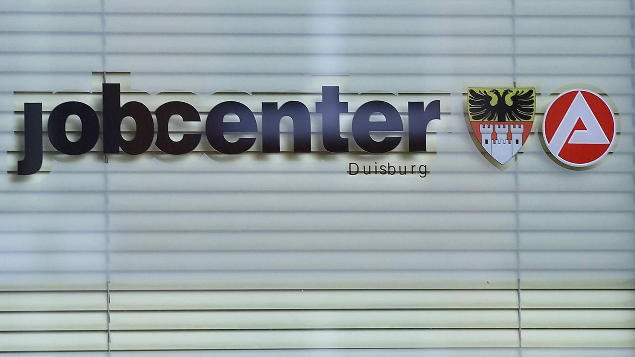 Das Bild zeigt den Schriftzug Jobcenter auf einer Fensterscheibe. Das Bild zeigt den Schriftzug Jobcenter auf einer Fensterscheibe.