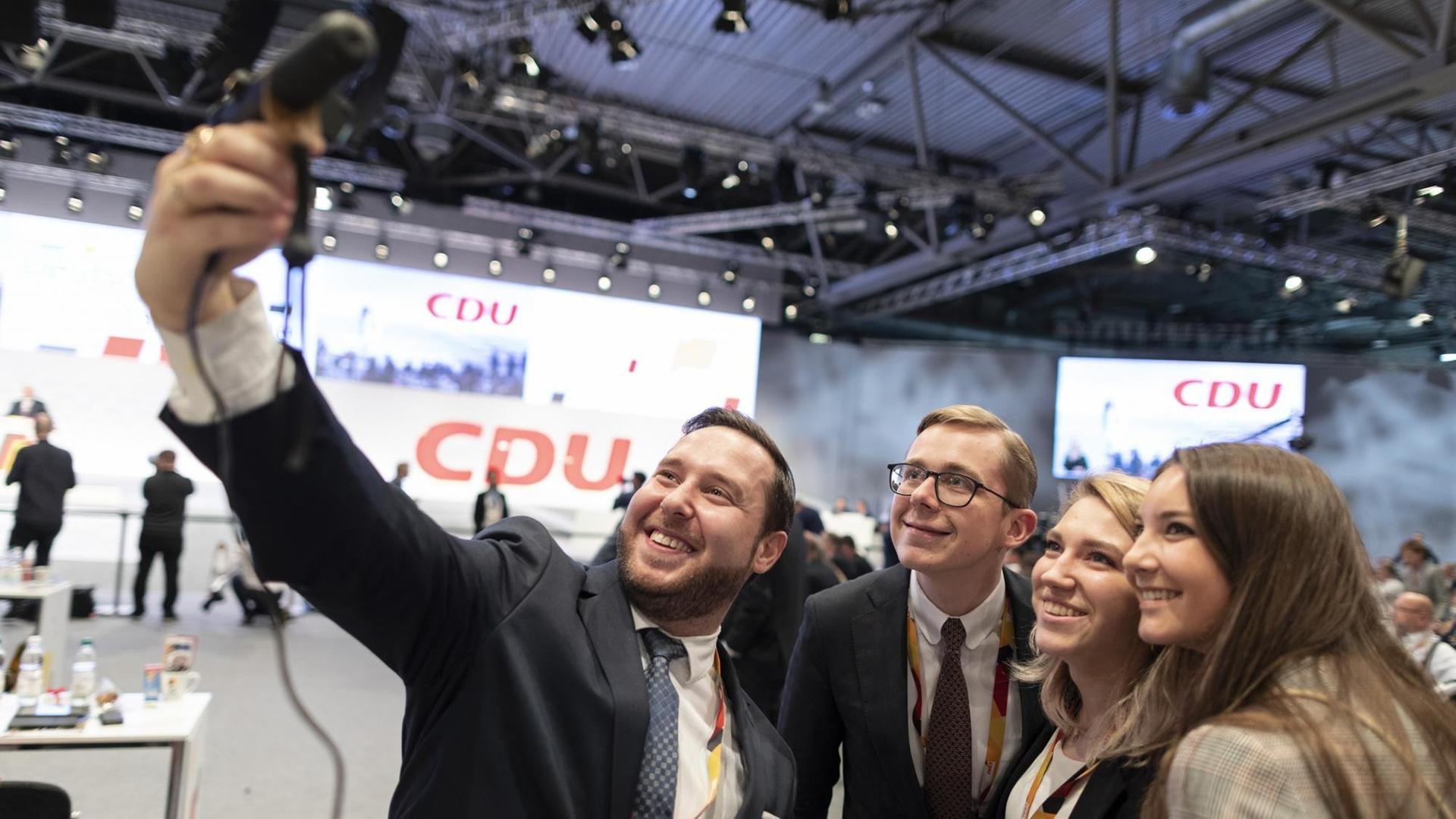 Philipp Amthor (CDU) (2.v.l.) posiert auf dem Bundesparteitag der CDU in Leipzig mit Mitgliedern der Jungen Union für ein Selfie