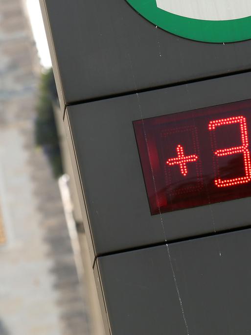 Hitzewelle: Ein Thermometer am Hamburger Rathaus zeigt 36 Grad Celsius an.