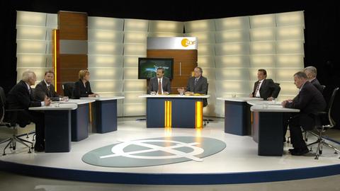 Die so genannte Elefantenrunde nach der Bundestagswahl am Sonntag (18.09.2005) im ZDF-Hauptstadtstudio in Berlin: (l-r) Edmund Stoiber (Ministerpräsident von Bayern/CSU), Guido Westerwelle (Parteivorsitzender/FDP), Unions-Kanzlerkandidatin Angela Merkel (CDU), die Chefredakteure von ZDF und ARD, Nikolaus Brender, Hartmann von der Tann, Bundeskanzler Gerhard Schröder (SPD), Außenminister Joschka Fischer (Bündnis 90/Die Grünen) und Lothar Bisky (Parteivorsitzender/Die Linke.PDS).