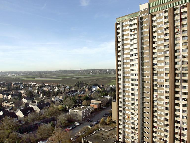 Neben dem alten Ortskern von Köln-Meschenich (l) steht ein 27-stöckiges Wohnhochhaus.