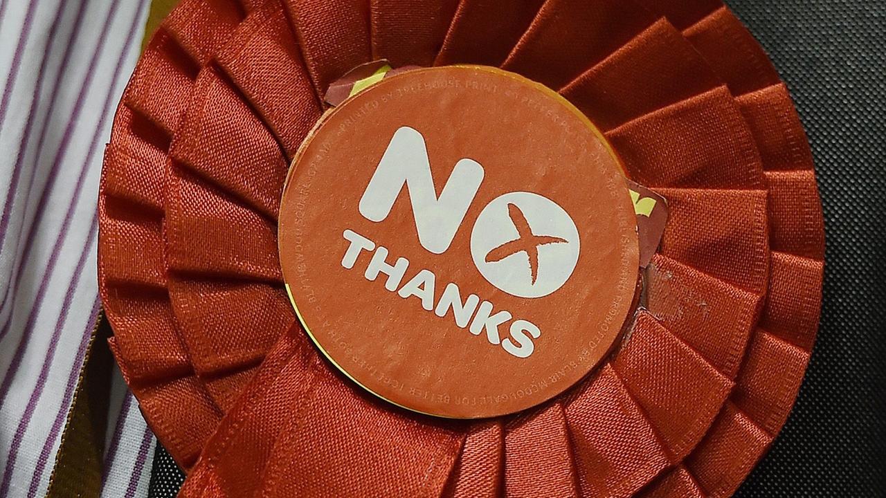Roter Anstecker mit der Aufschrift "No thanks"