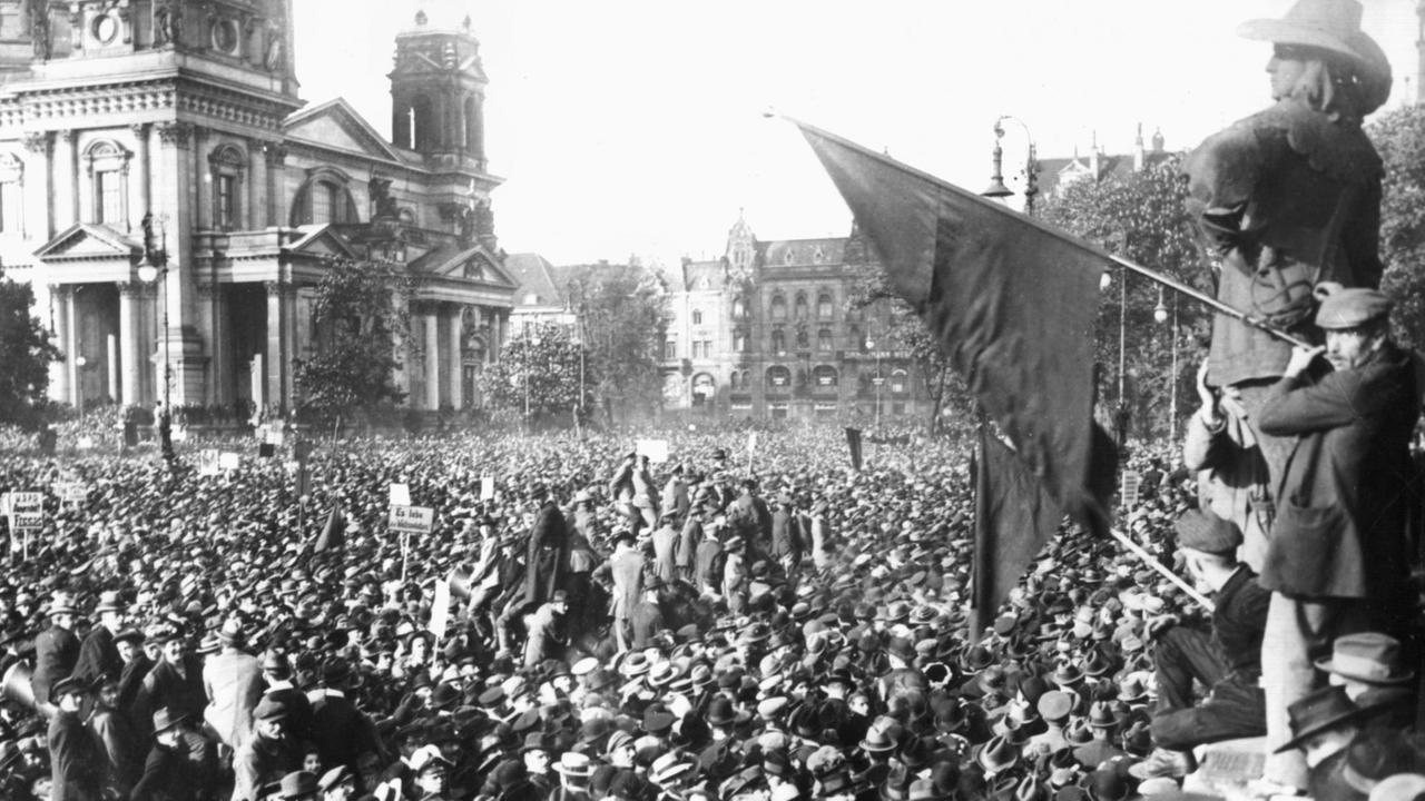 Blick auf die Menschenmenge während einer Massendemonstration gegen die Friedensbedingungen des Versailler Vertrages im August 1919 im Berliner Lustgarten.