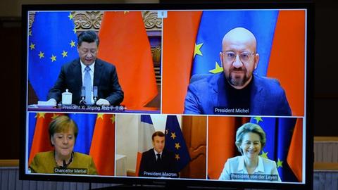 Angela Merkel, Ursula von der Leyen, Emmanuel Macron, Charles Michel und Xi Jinping bei einer Videokonferenz.