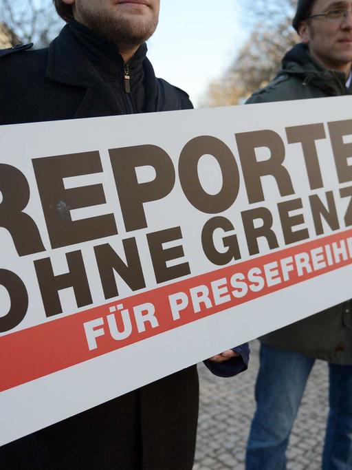 Demonstranten der Organisation «Reporter ohne Grenzen» stehen am 04.02.2014 vor der russischen Botschaft in Berlin. Protestiert wird gegen die Einschränkung der Pressefreiheit während der Olympischen Winterspiele in Sotschi.