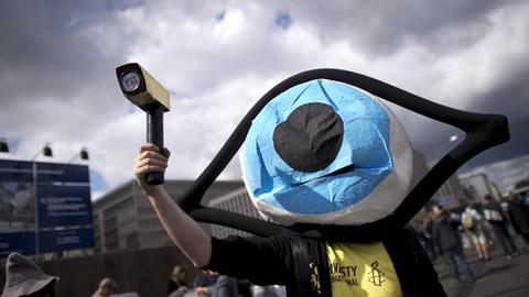 BND, Demonstration DEU, Deutschland, Germany, Berlin, 05.09.2015 Demonstrant mit Kostuem Auge und Kamera waehrend der Demonstration unter dem Motto Bueger legen BND an die Kette vor dem Neubau der Zentrale vom Bundesnachrichtendienst BND in der Chausseestrasse in Berlin-Mitte. Die Demonstration der Initiativem Humanistische Union, Amnesty International Reporter Ohne Grenzen und digitalcourage richtet sich gegen die Online Ueberwachung der US-Geheimdienste, gegen die Ueberwachungsaffaere vom NSA und gegen Prism und Tempora. Zudem wird die abwartende Politik der Bundesregierung kritisiert und Solidaritaet mit dem Whistleblower Edward Snowden geuebt. Wenige Tage vor der Wiederaufnahme vom BND-Untersuchungsausschuss forderten die Demonstranten eine sofortige Aufklaerung vom BND-Skandal.
