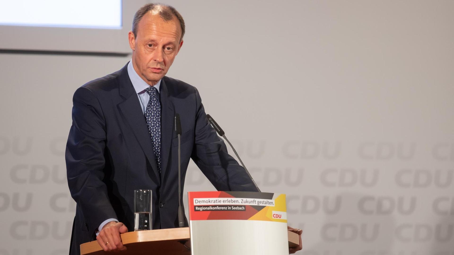 Friedrich Merz, Ex-Unionsfraktionschef, steht am Rednerpult und stellt sich bei der CDU-Regionalkonferenz für Thüringen und Hessen den CDU-Mitgliedern vor.