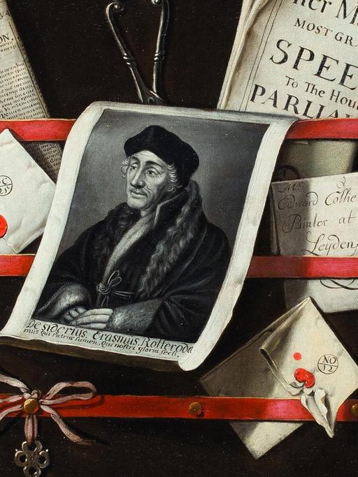 Das BIld zeigt ein Kunstwerk von Edwaert Collier. Zwischen horizontalen roten Lederbändern stecken Federn, ein Bild von Erasmus von Rotterdam und andere Objekte.