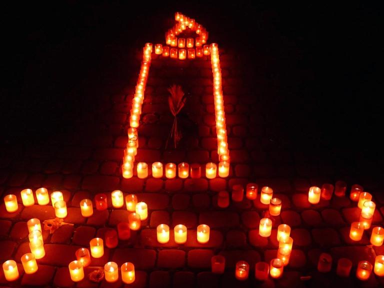 In Vichevyi Maidan formen Laternen die Umrisse einer Kerze und die Jahreszahlen 1932 - 1933 zum nationalen Gedenktag der Opfer des Holodomors