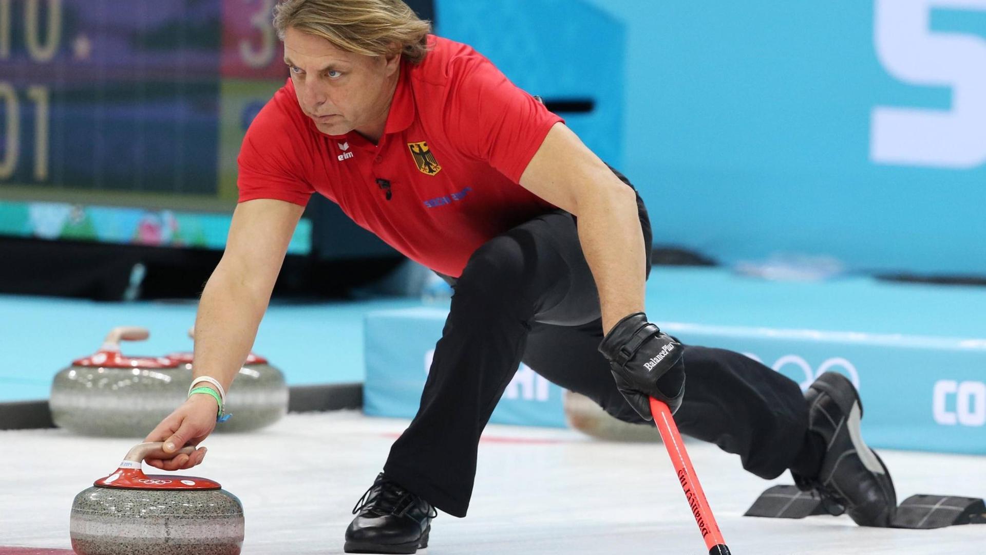 Curler John Jahr auf dem Eis.