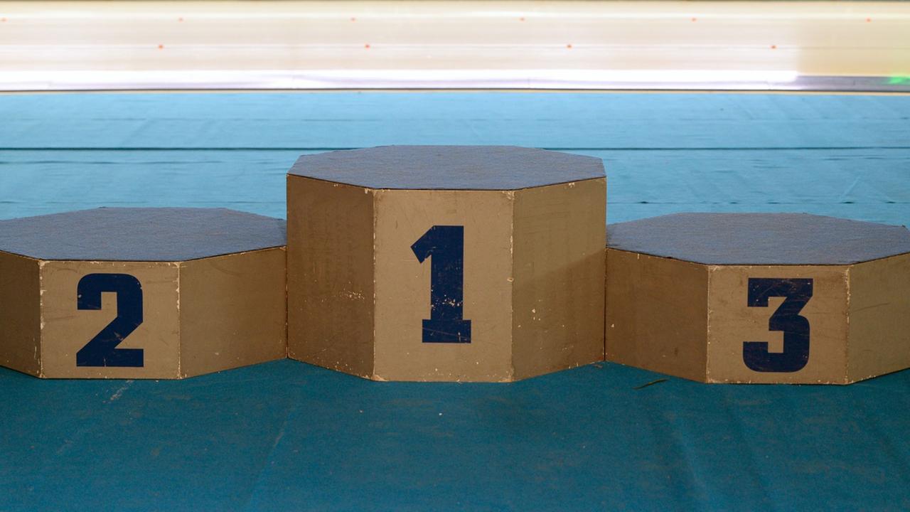 Ein leeres Siegerpodest für die Plätze eins bis drei, aufgenommen bei den Eisschnelllauf Deutsche Meisterschaften am 02.11.2014 im Sportforum Hohenschönhausen in Berlin.