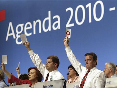 Der SPD-Parteitag stimmt in Berlin am 14. März 2003  für das Reformprojekt "Agenda 2010"