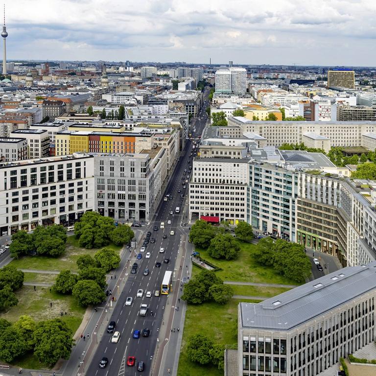 Panoramablick über den Leipziger Platz in Berlin von einem der Hochhäuser am benachbarten Potsdamerplatz