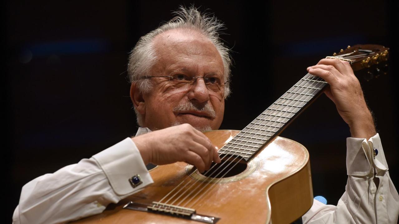 Der spanische Gitarrist Pepe Romero - aufgenommen in Düsseldorf (Nordrhein-Westfalen) beim Soundcheck auf der Bühne der Tonhalle. Begleitet werden sollte er bei seinem Konzert am Abend in der Tonhalle von den Münchner Symphoniker.