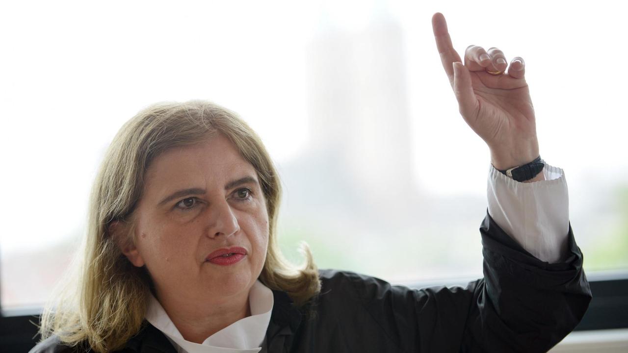 Sibylle Lewitscharoff hebt bei einer Pressekonferenz den Finger