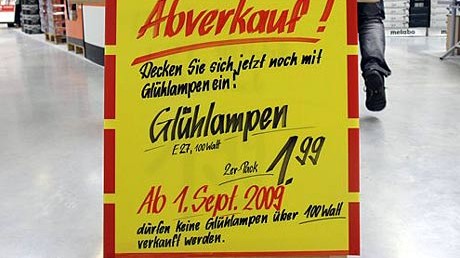 Ein Schild weist in einem Baumarkt in Stuttgart auf den Abverkauf von 100-Watt-Glühbirnen zum Sonderpreis hin.
