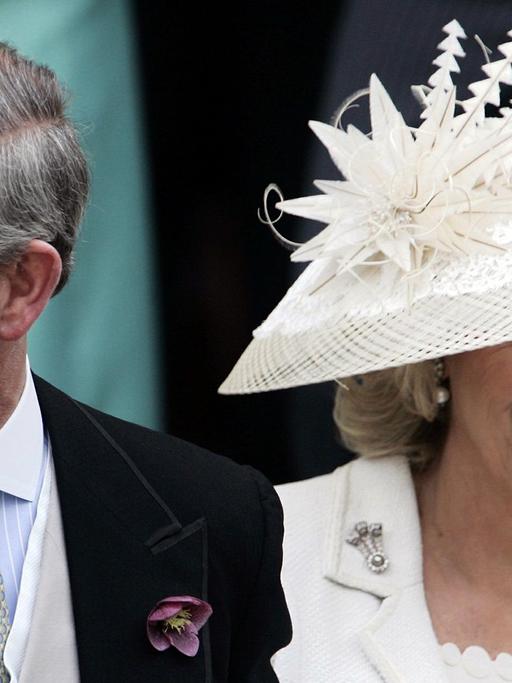 Kronprinz Charles von Großbritannien und Camilla Parker Bowles bei ihrer Hochzeit am 09.04.2005 in Windsor.