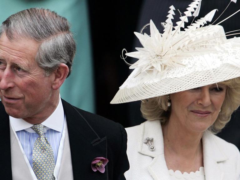Kronprinz Charles von Großbritannien und Camilla Parker Bowles bei ihrer Hochzeit am 09.04.2005 in Windsor.