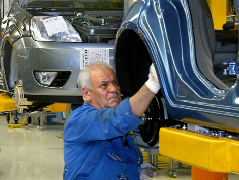 Ein älterer Arbeitnehmer  im Ford-Werk in Köln bei der Auto-Montage.