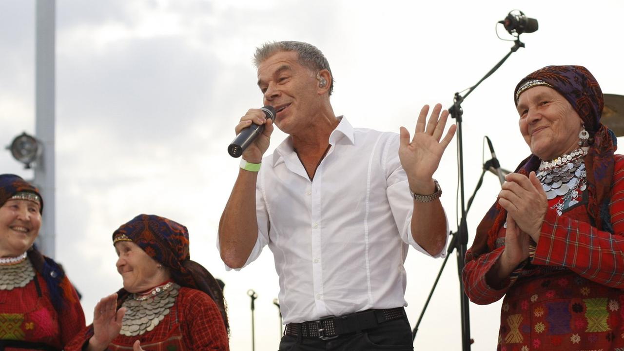 Der russische Schlagersänger Oleg Gasmanov zusammen mit der Folkloreband "Buranowsky Babushki" beim Eurovision Song Contest 2012 in Baku.